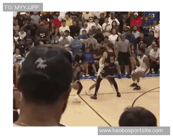 文班在队内训练中化身怪物持球一条龙突破抗飞防守完成双手暴扣 文班在队内训练中化身怪物持球一条龙突破抗飞防守完成双手暴扣