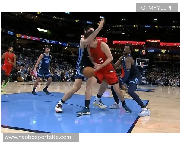 杨瀚森禁区内如壁垒般坚固原地起跳封盖对手上篮展现绝佳防守技巧 杨瀚森禁区内如壁垒般坚固原地起跳封盖对手上篮展现绝佳防守技巧