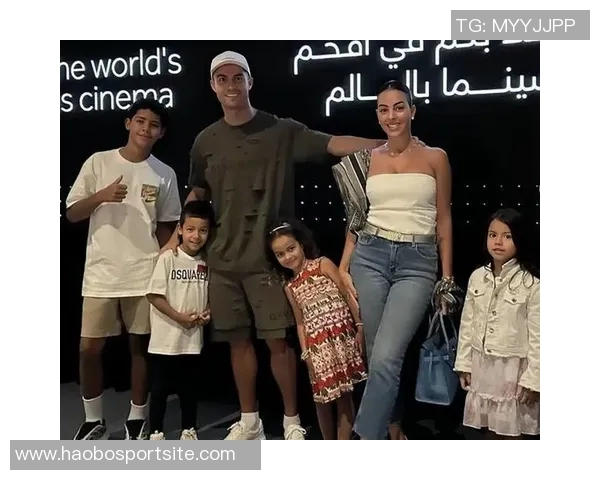 C罗与乔治娜海滨度假时光甜蜜瞬间尽显性感魅力与家庭温馨