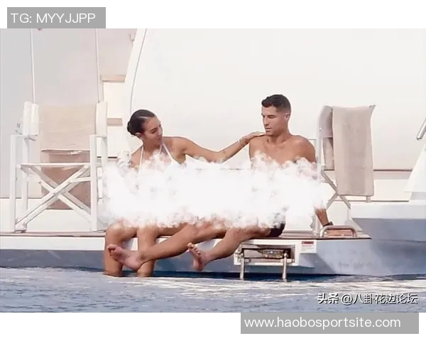 C罗与乔治娜海滨度假时光甜蜜瞬间尽显性感魅力与家庭温馨
