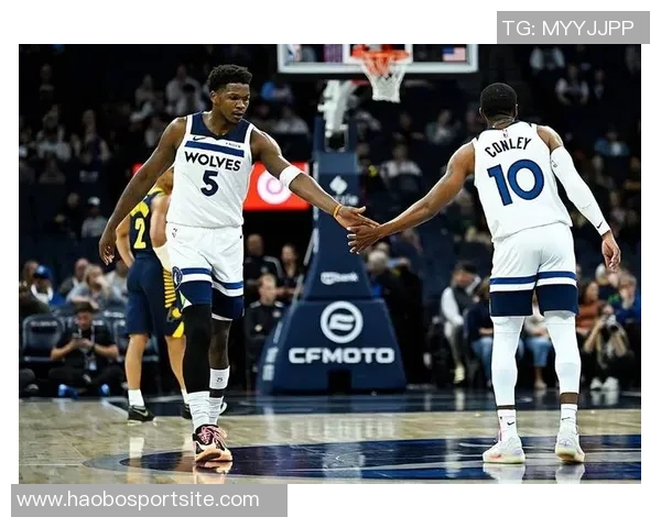 兰德尔半场表现稳定11投6中贡献14分4篮板1助攻1抢断